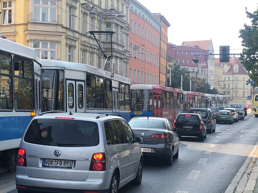 Koparka zerwała trakcję na ulicy Grodzkiej. Spore...