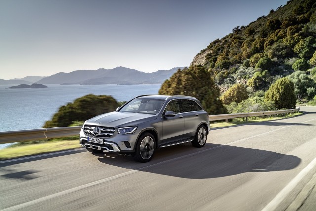 Mercedes-Benz GLCW Europie przewidziano do wyboru dwie jednostki napędowe, obie korzystające z 48-woltowej technologii hybrydowej. Bazowy model GLC 200 4MATIC oferuje 197 KM, a GLC 300 4MATIC 258 KM. Nowy GLC to także trzy warianty z silnikami wysokoprężnymi: GLC 200d 4MATIC o mocy 163 KM, GLC 220d 4MATIC o mocy 194 KM i GLC 300d 4MATIC o mocy 245 KM.Fot. Mercedes-Benz