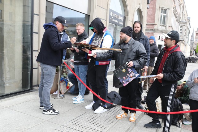 Joe Bonamassa zagra jutro w Spodku. Dziś w centrum Katowic, przed hotelem Monopol, gdzie się zatrzymał, na muzyka czekali jego fani.
