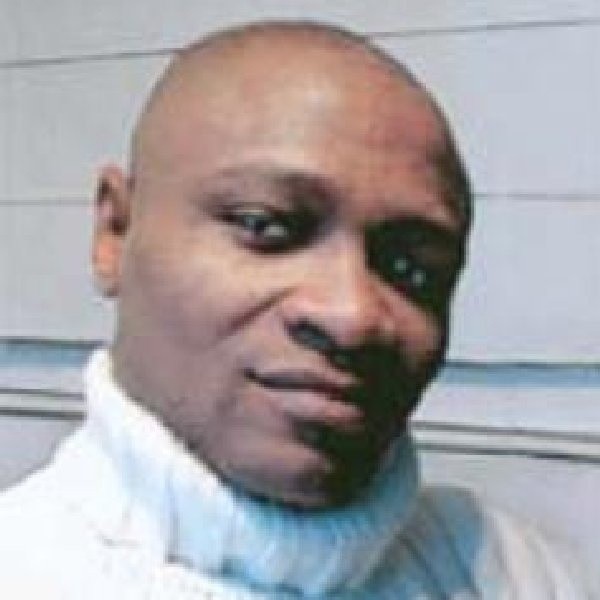 Simon M. przedstawiał się jako uchodźca polityczny z Kamerunu, poeta, pisarz i dziennikarz. Przyjechał do Polski w 1999 r.