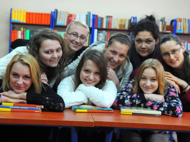 Maturzystka z LO w Sulechowie, Katarzyna Dobrowolska (na pierwszym planie) razem z koleżankami ze szkoły cieszy się, że oferta UZ tak się wzbogaci. Ważne, by po skończeniu kierunku, znaleźć pracę.