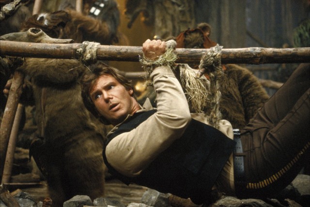 "Gwiezdne wojny VI: Powrót Jedi"Ostatnia część Gwiezdnej Sagi. Siły Rebeliantów, pod wodzą Lei (Carry Fisher), przygotowują się do ostatecznego starcia z Imperium. Żołnierze Imperium natomiast kończą budowę drugiej Gwiazdy Śmierci (pierwszą zniszczyli właśnie Rebelianci). Luke (Mark Hamill) i Leia postanawiają udać się na pustynną Tatooine, aby uwolnić stamtąd Hana Solo (Harrison Ford) zamrożonego w Karbonicie... czytaj więcejEmisja: TVN, godz. 20:00