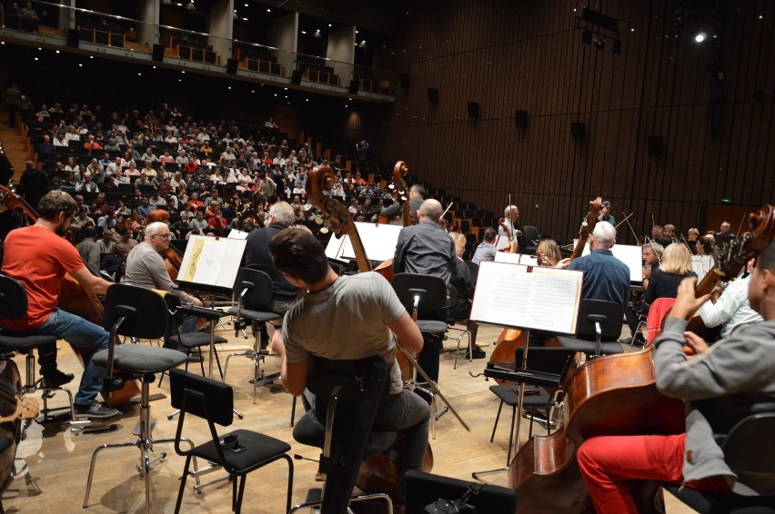 Ubodzy łodzianie słuchali Beethovena i Czajkowskiego w Filharmonii Łódzkiej