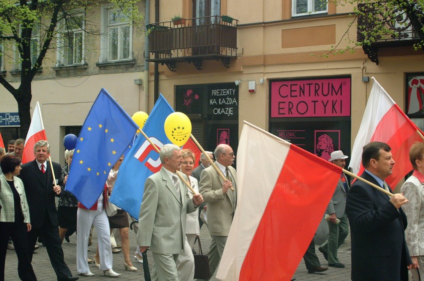 Tak we Włocławku przed laty wyglądały pochody 1 Maja [zdjęcia archiwalne]