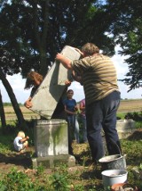 Harcerze z Przeworska porządkują cmentarz w Rożniatowie