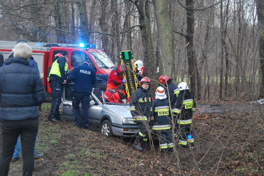 Wypadek w Krokowej. Strażacy musieli wydobyć zakleszczonego...