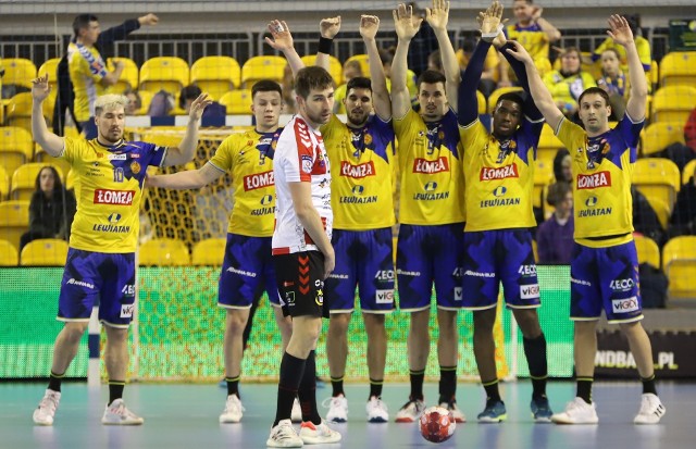 Piłkarze ręczni Łomży Vive Kielce pobili w sobotę swój rekord sezonu w PGNiG Superlidze, pokonując Chrobrego Głogów różnicą 20 goli (43:23). Gospodarze Meczu dla Ukrainy zagrali bardzo dobre zawody zarówno w obronie, jak i w ataku, grali na 100 procent przez pełne 60 minut. Stąd i nasze oceny dla naszych zawodników za to spotkanie są wysokie. Znajdziecie je pod kolejnymi zdjęciami. >>>>>>Zobacz kolejne zdjęcia. Przesuwaj zdjęcia w prawo - naciśnij strzałkę lub przycisk NASTĘPNE GDZIE SĄ CHŁOPCY Z TAMTYCH LAT, CZYLI CO DZIŚ ROBIĄ BYŁE GWIAZDY VIVE KIELCE [ZDJĘCIA] [B]POLECAMY RÓWNIEŻ:[/B][tabela][tr][td sz=300]IGOR KARACIĆ SIĘ ZARĘCZYŁ. ZOBACZ JEGO PIĘKNĄ WYBRANKĘ[/td][td sz=300]PIĘKNOŚĆ Z UKRAINY. ZOBACZ PARTNERKĘ ARTIOMA KARALIOKA[/td][/tr][td]BYŁY ZAWODNIK VIVE KIELCE JEST CZOŁOWYM POKERZYSTĄ ŚWIATA. WYGRYWA MILIONY DOLARÓW