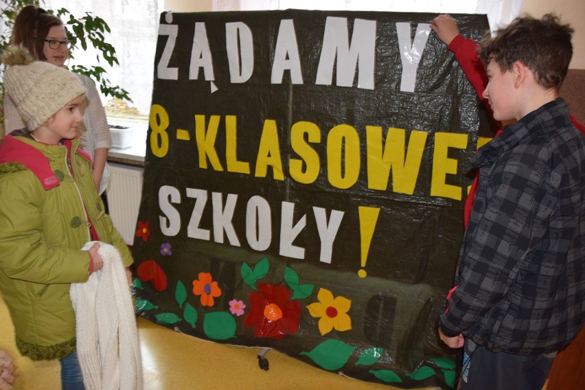 Zebranie rodziców w Drzonowie, transparent protestacyjny
