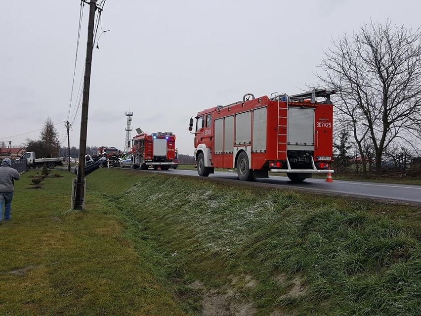 Czołowe zderzenie pod Krakowem, jedna osoba została ranna