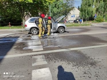 Białystok. Pożar samochodu w centrum miasta. Na ul. Skłodowskiej koło sklepu "Opałek" paliło się BMW X5 [ZDJĘCIA]