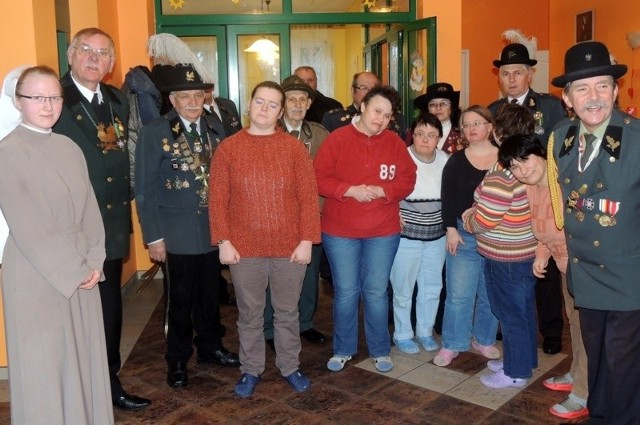 Bracia Kurkowi w Poznaniu wcielili się w rolę... Świętego Mikołaja