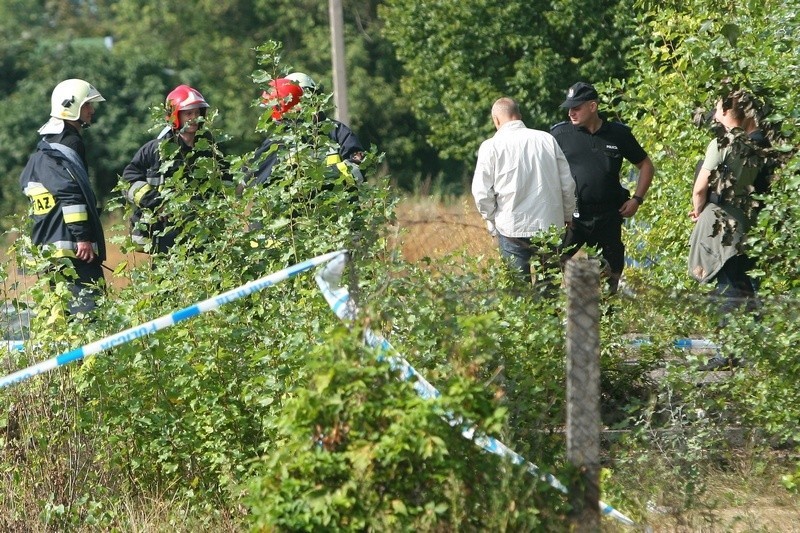 Zwłoki i ranny mężczyzna obok nieczynnego basenu