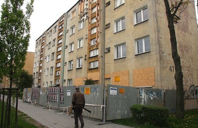 W zabezpieczonym po wybuchu bloku przy ul. Jagiellońskiej nic się nie dzieje.