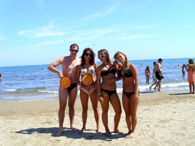 Marta Krawczyk (pierwsza od lewej) z opiekunem Filipem i dwiema podopiecznymi podczas wakacji w Rimini. 