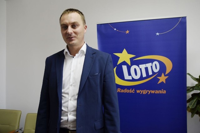 Tomasz Zbróg, dyrektor Totalizatora Sportowego Oddział w Kielcach wygranymi w Eurojackpot w Świetokrzyskiem mógł się pochwalić już po pierwszym losowaniu w tej nowej grze.