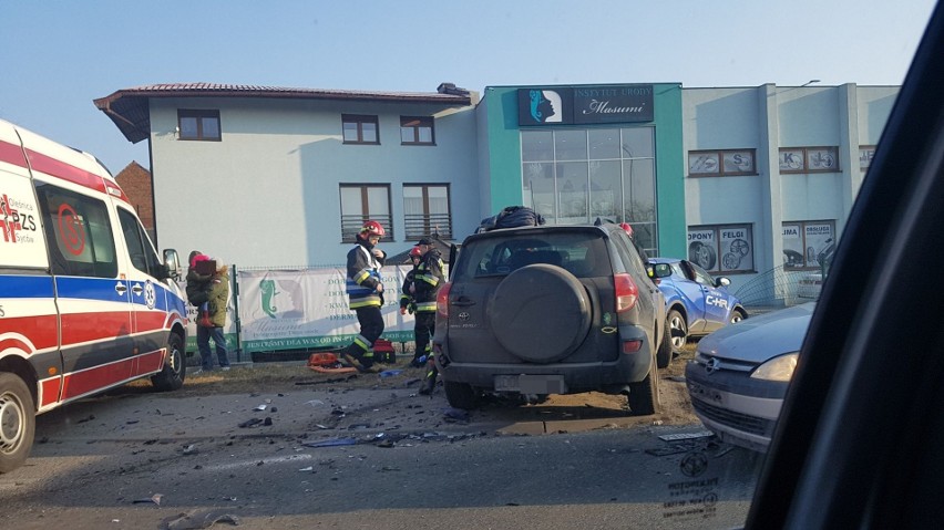 Wypadek na DK8 w Oleśnicy. Tworzą się korki [ZDJĘCIA]