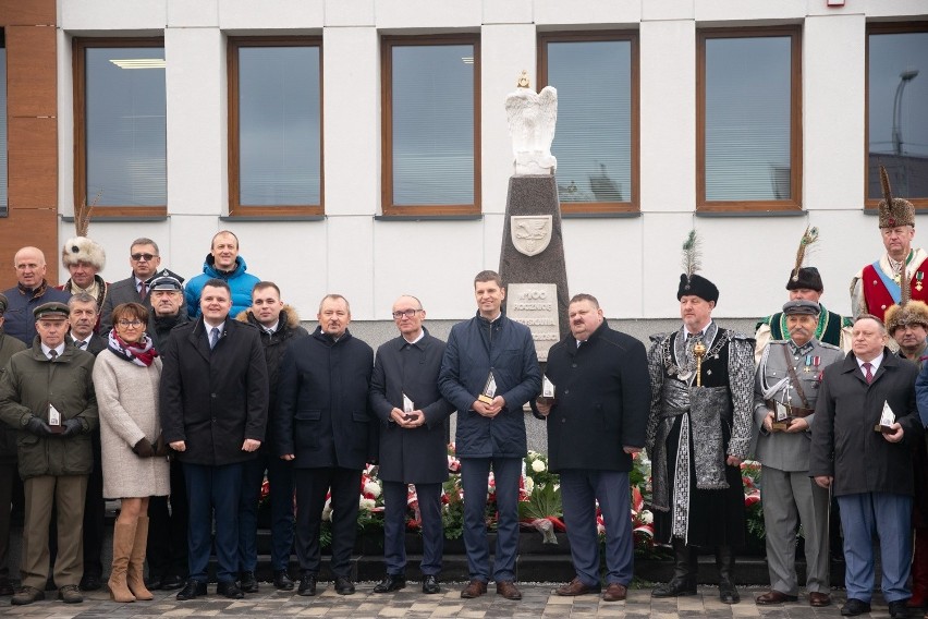 W Szepietowie odsłonięto pomnik Orła Białego. Poświęcono również zmodernizowany budynek urzędu miejskiego (ZDJĘCIA)