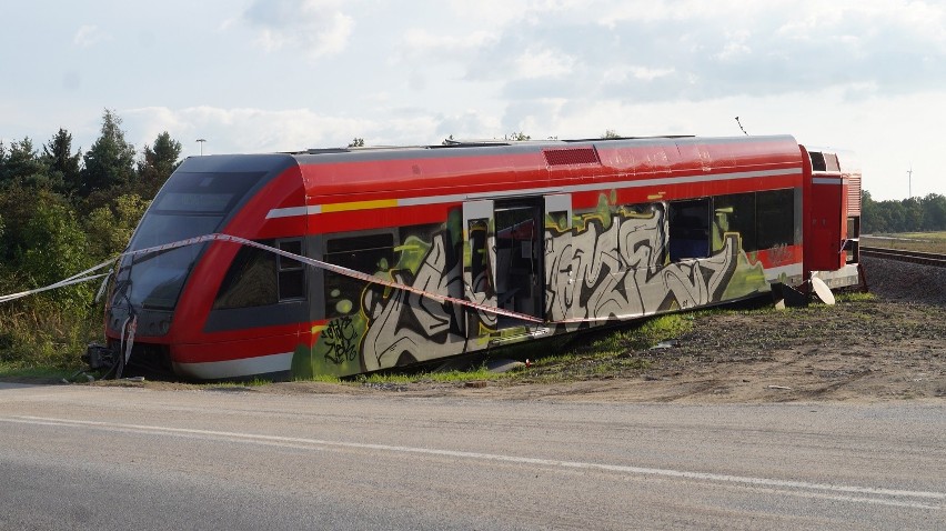 Wrak niemieckiego pociągu dalej straszy przy przejeździe kolejowym. Kiedy zostanie zabrany? [ZDJĘCIA]