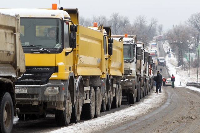 Czwórkę w Łańcucie blokuje kilkadziesiąt ciężarówek.