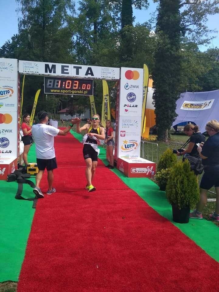 Trener AZS UAM, Filip Przymusiński składa gratulacje swojemu...