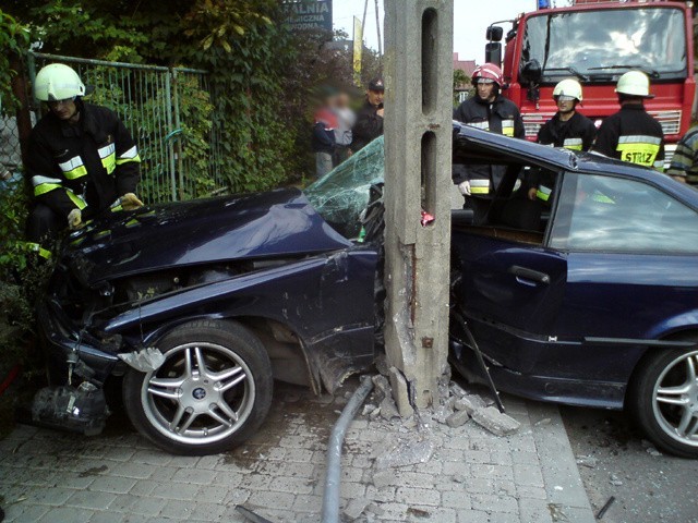 BMW owinelo sie dookola slupa elektrycznego. Mlodego...