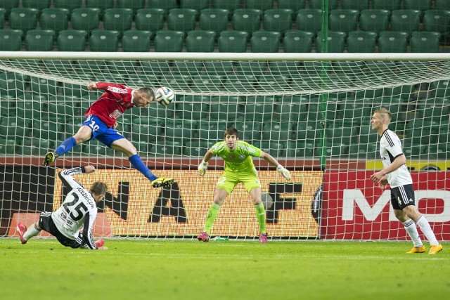 W sezonie zasadniczym Piast wygrał u siebie z Legią 2:1 i zremisował w Warszawie 1:1. W 35. kolejce te drużyny spotkają się w stolicy