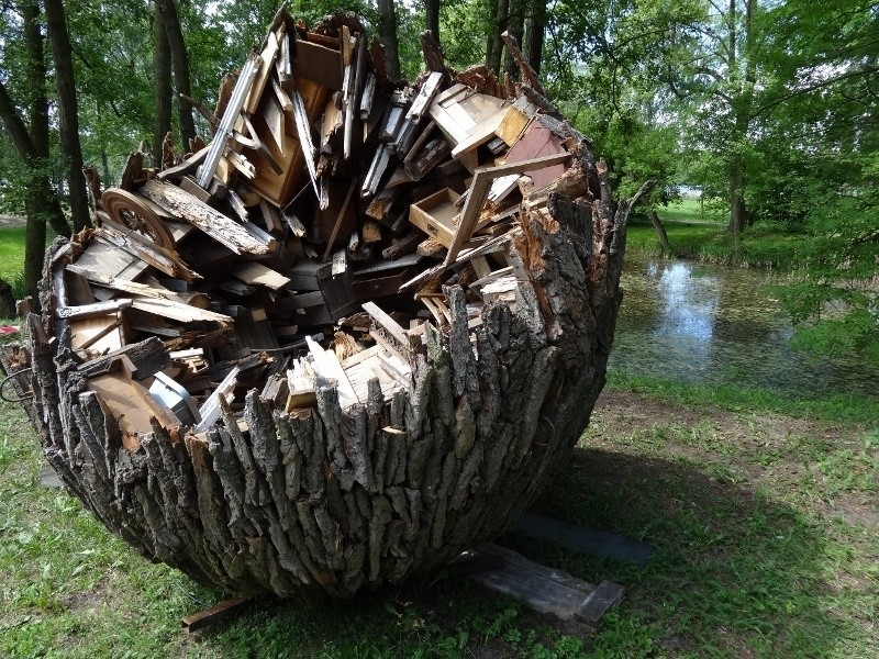 Rzeźba "Malum" w Strzeszynku. Podziwiać ją można na wodzie