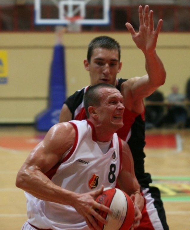 Koszykarze Stali Stalowa Wola (z piłką Marcin Malczyk) przegrali ze Sportino w Inowrocławiu jednym punktem, 78:79. 
