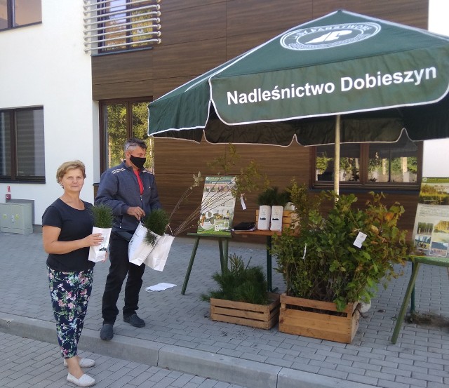 W nadleśnictwach całego regionu radomskiego odbyła się akcja 'sadziMy Las". Leśnicy za darmo rozdawali sadzonki drzew. Było duże zainteresowanie wśród mieszkańców powiatu białobrzeskiego.