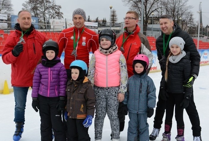 Mistrz Zbigniew Bródka ślizgał się na sztucznym lodowisku w...