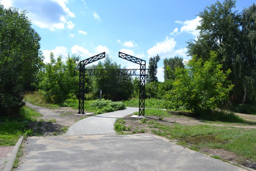 Tak prezentuje się brama Parku Bończyk w Mysłowicach....