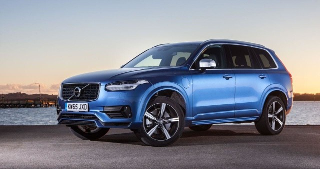 Volvo XC90Udział w rynku na poziomie 0,39 proc. oznacza sprzedaż w okresie od stycznia do kwietnia 2017 roku 24 sztuk tego modelu. Natomiast w ciągu 12 ostatnich miesięcy sprzedano 98 sztuk.Pod maską auta pracuje czterocylindrowy motor benzynowy o pojemności dwóch litrów wspomagany przez silnik elektryczny. W sumie ten układ oferuje moc rzędu 400 KM, a przyspieszenie do 100 km/h to około 6 sekund.Fot. Volvo