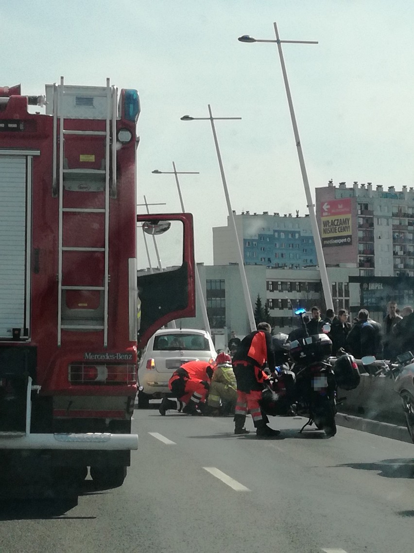 - Wypadek motocyklisty na moście Zamkowym w Rzeszowie. Robi...