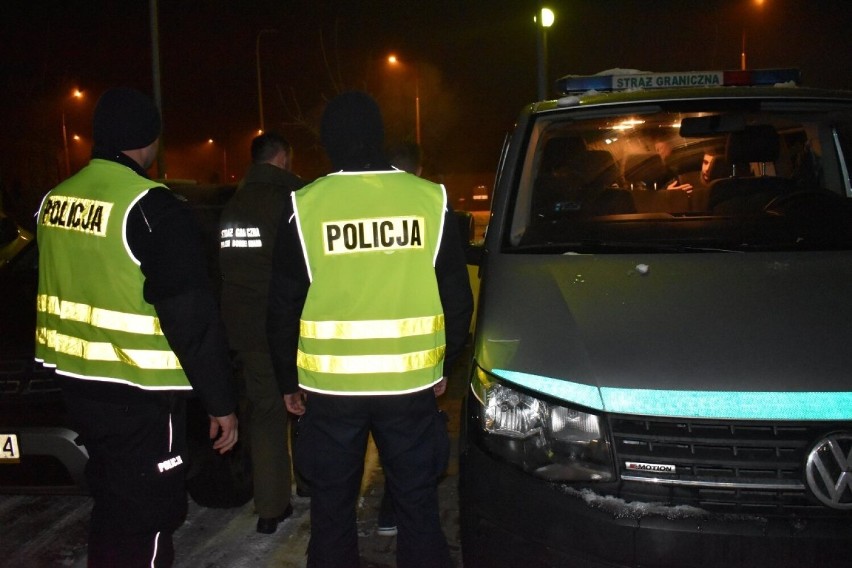 Dwóch obywateli Rumuni transportowało czterech migrantów.