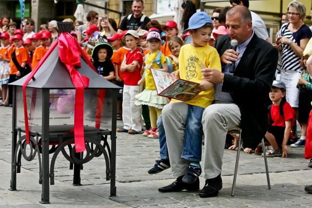 W maju 2012 roku Rafał Dutkiewicz czytał dzieciom w ramach akcji "Cały Wrocław czyta". dziś nam opowiada o swoich ulubionych książkach