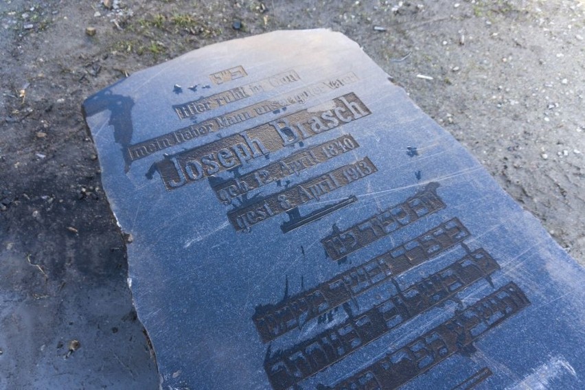 Płyty ze starego cmentarza żydowskiego uratowano wprost spod piły kamieniarza