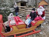 Weekend mikołajkowy w krakowskim ZOO. Św. Mikołaj rozdawał prezenty w towarzystwie renifera [ZDJĘCIA]