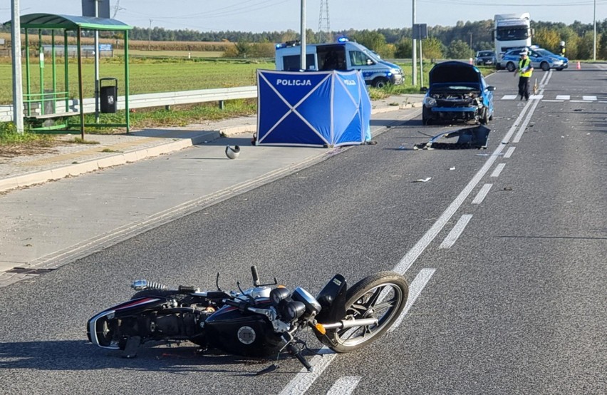 Wypadek w Rudzie Strawczyńskiej. Zderzyły się samochód osobowy i motocykl. Jedna osoba nie żyje