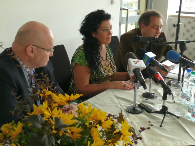 Prezydent Andrzej Szlęzak, Alicja Węgorzewska i Robert Grudzień na konferencji prasowej