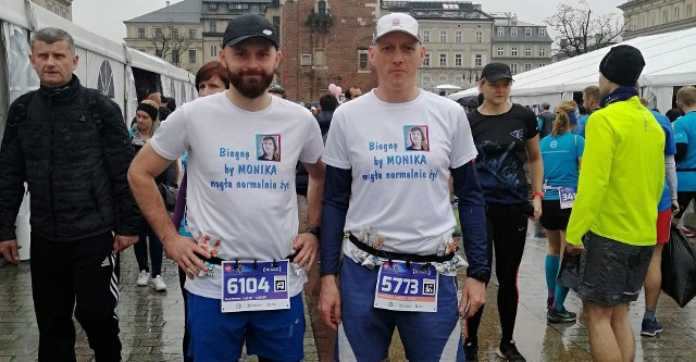 W Krakowie odbył się 18. PZU Cracovia Maraton, w którym uczestniczyli Michał Lampart i Sebastian Szweda. Obydwaj reprezentowali grupę RUNNING Połaniec. Ich udział nie był przypadkowy, bo ich bieg był powiązany z akcją zbiórki pieniędzy na leczenie Moniki Wawrzkiewicz.– Każdy kto wpłacił sumę pieniędzy na dedykowane konto fundacji, która opiekuje się chorą Moniką i potwierdził swoją wpłatę, mógł umieścić nazwisko, pseudonim czy logo firmy - tłumaczył Sebastian Szweda. – Suma była dowolna i każda złotówka się liczy. Osoby wpłacające potraktowały zbiórkę poważnie i sumy wpłat były zadowalające.Celem było ukończenie maratonu na królewskim dystansie. Michał już brał udział w tym maratonie, jednak dla mnie był to debiut. Moim osobistym celem było ukończenie go i się udało. Michał ukończył z czasem 3.54.44 a ja 4.13.55 jak na pierwszy raz to jestem zadowolony z tego wyniku - dodał Sebastian Szweda.– Pragniemy podziękować wszystkim, którzy wspierali nas w przygotowaniach i biegu. W szczególności darczyńcom, którzy wpłacili pieniądze na konto - podkreślił Sebastian Szweda.Zapraszamy do obejrzenia galerii zdjęć z tego wydarzenia. Tomasz Kaczmarczyk