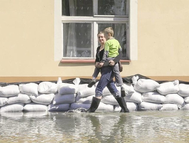 Podczas powodzi Katarzyna Olechnowicz, niosąc syna Wiktora na rękach, usiłowała dostać się do mieszkania rodziców, których zabrała do siebie