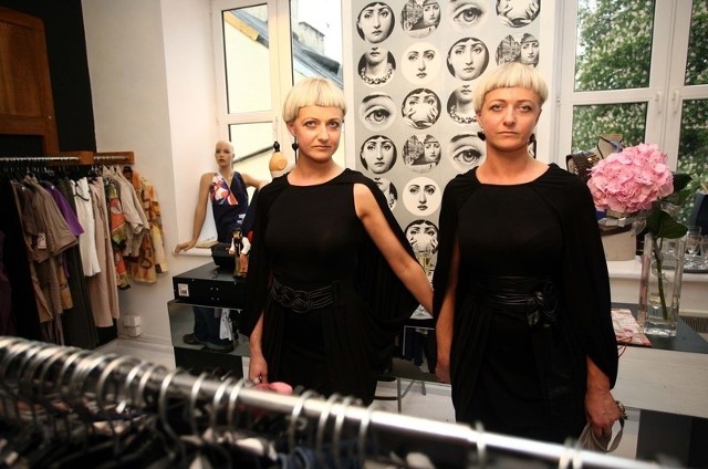 Najnowsze trendy mody, ubrania na każdą okazję dla pań niemal w każdym wieku. To wszystko oferują w nowo otwartym butiku w centrum Marta i Sylwia Wilk, radomskie projektantki mody.
