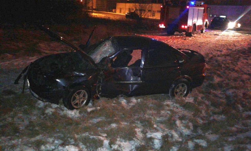 Wypadek w Grodkowie. Kierujący osobowym oplem wjechał pod...
