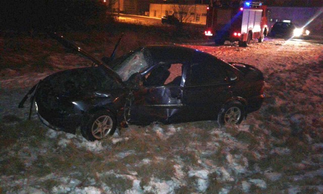 Wypadek w Grodkowie. Kierujący osobowym oplem wjechał pod nadjeżdżający szynobus na niestrzeżonym przejeździe kolejowym. Mężczyzna i pasażerka auta uciekli. Na szczęście nikomu z pasażerów pociągu nic się nie stało. Okoliczności wypadku będzie wyjaśniać policja.