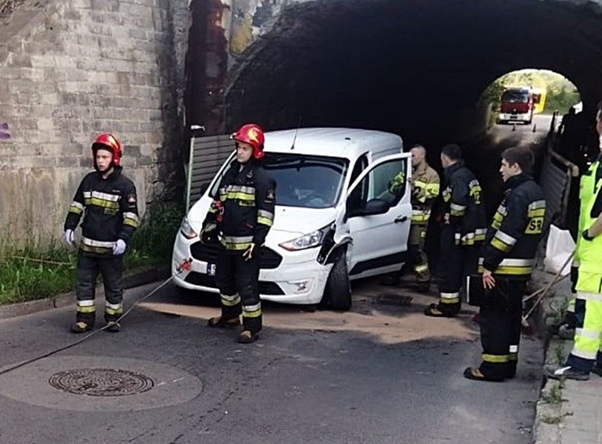 Przejazd pod wiaduktem na ul. Legnickiej w Chorzowie. Na tej...