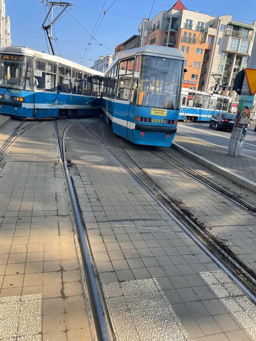 Dwa tramwaje zderzyły się przy Ogrodzie Botanicznym we Wrocławiu [ZDJĘCIA]