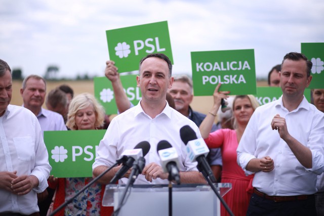 Dariusz Klimczak pytany zaś o to, czy wyobraża sobie współpracę z Jarosławem Gowinem po wyborach, a może nawet wspólny rząd, co wyklucza PO, Lewica i Polska 2050, odpowiedział, że ta sprawa nie jest przesądzona.