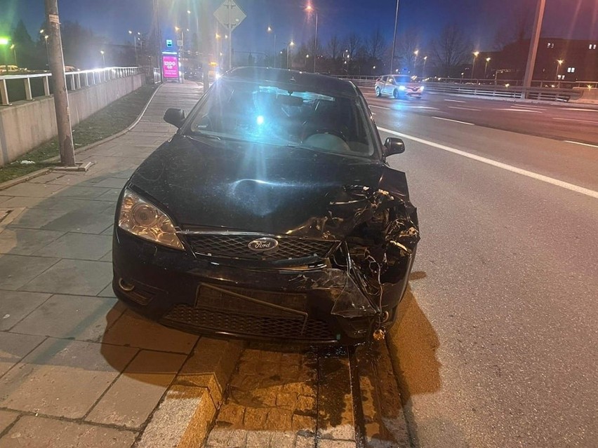 Kraków. Zderzenie trzech samochodów na rondzie Mogilskim