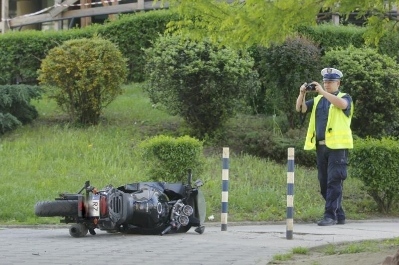 Wrocław: Motocyklista potrącił pieszą na Sienkiewicza (ZDJĘCIA)