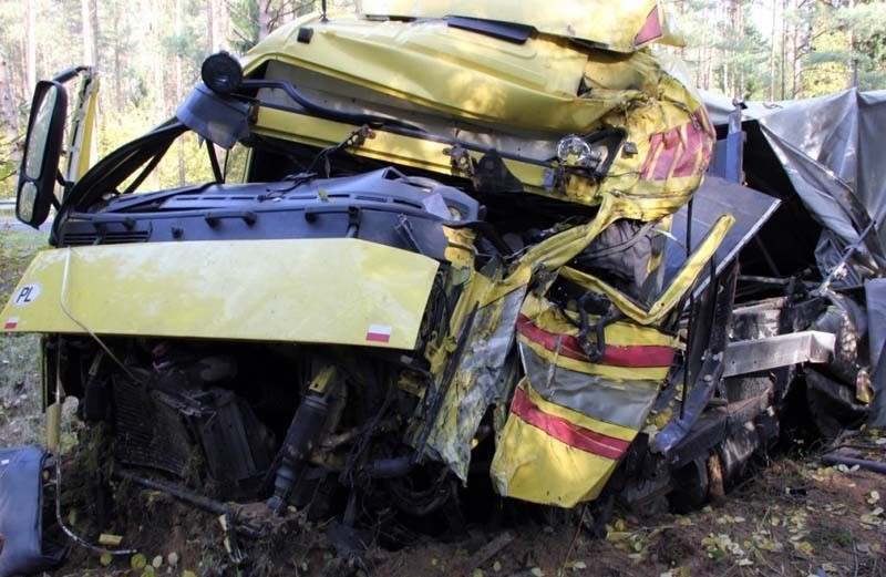 Skroblaki: Wypadek śmiertelny. Czołowe zderzenie tira z fordem (zdjęcia)